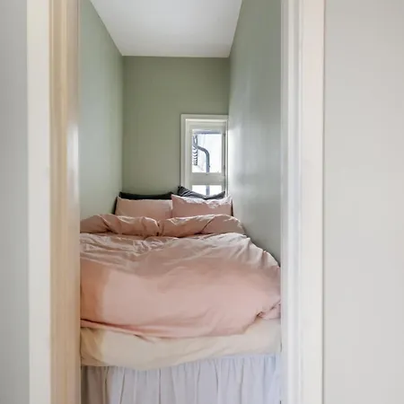 2-bedroom Close To Everything Apartment *
